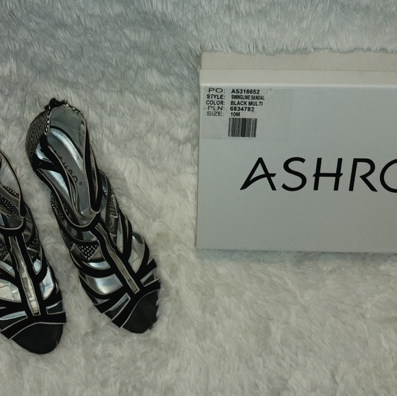 **Woman's Black and White Heels** - Picture 5 of 8
